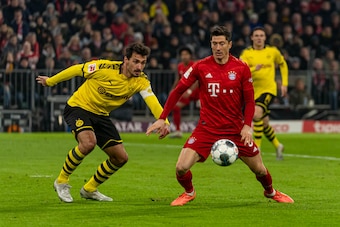 MUNICH, GERMANY - NOVEMBER 09: Mats Hummels of Borussia Dortmund and Robert Lewandowski of FC Bayern Muenchen controls the ball during the Bundesliga match between FC Bayern Muenchen and Borussia Dortmund at Allianz Arena on November 9, 2019 in Munich, Ge