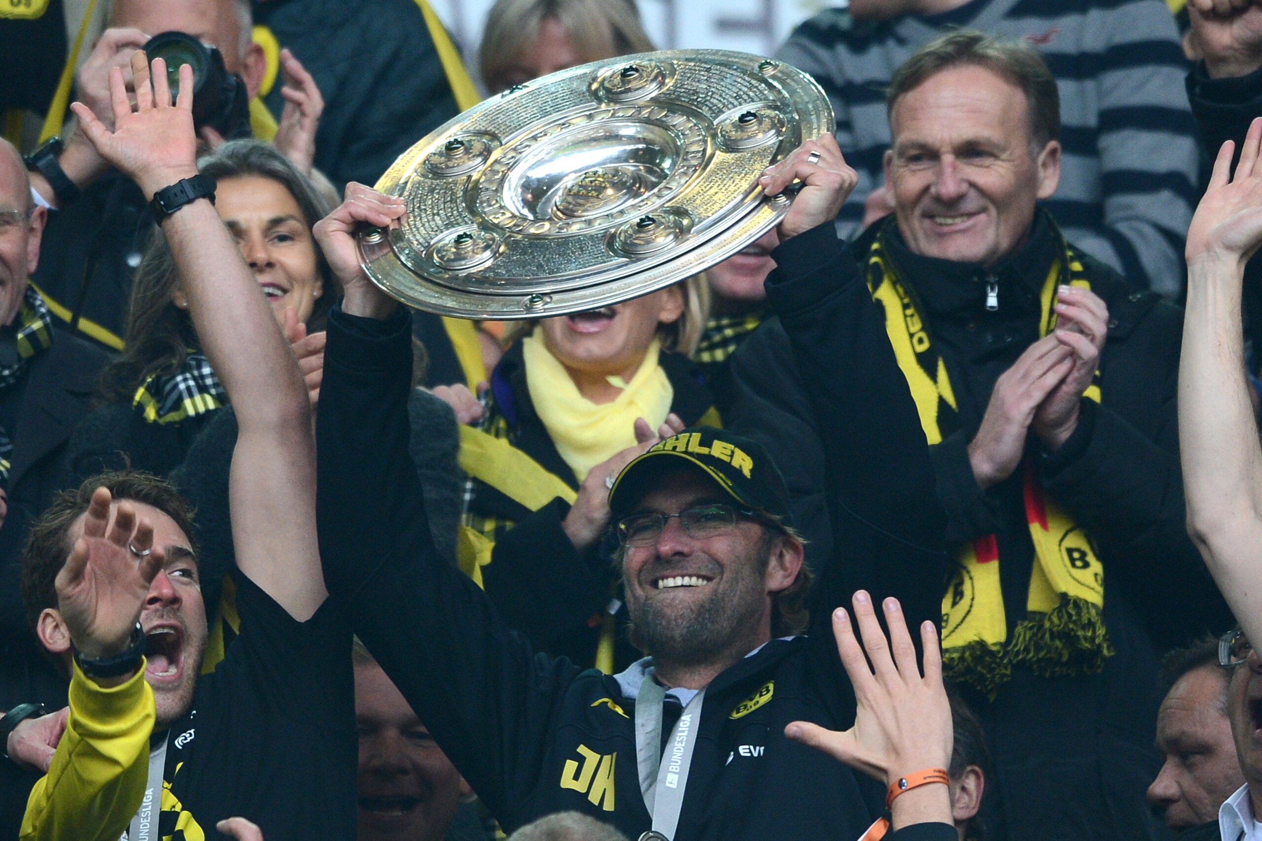 Dortmund's head coach Juergen Klopp lifts the trophy after the German first football division Bundesliga match between Borussia Dortmund and SC Freiburg in Dortmund, western Germany, on May 5, 2012.    AFP PHOTO / PATRIK STOLLARZ

RESTRICTIONS / EMBARGO -