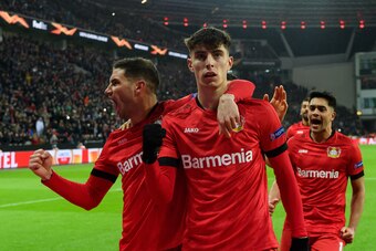 LEVERKUSEN, GERMANY - FEBRUARY 20: (BILD ZEITUNG OUT) Kai Havertz of Bayer 04 Leverkusen celebrates after scoring his team's second goal with teammates during the UEFA Europa League round of 32 first leg match between Bayer 04 Leverkusen and FC Porto at B