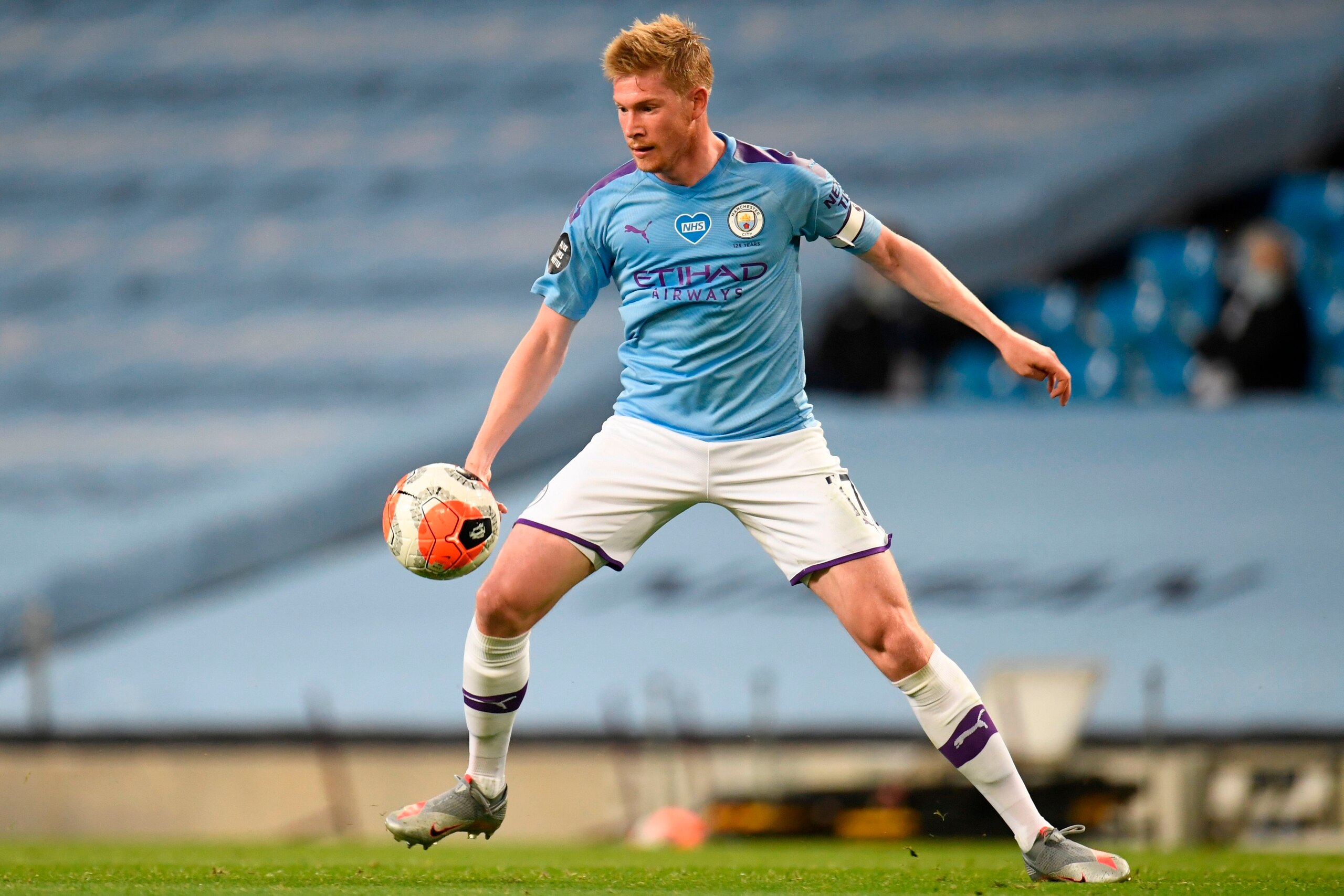 Manchester City's Belgian midfielder Kevin De Bruyne controls the ball during the English Premier League football match between Manchester City and Liverpool at the Etihad Stadium in Manchester, north west England, on July 2, 2020. (Photo by PETER POWELL 