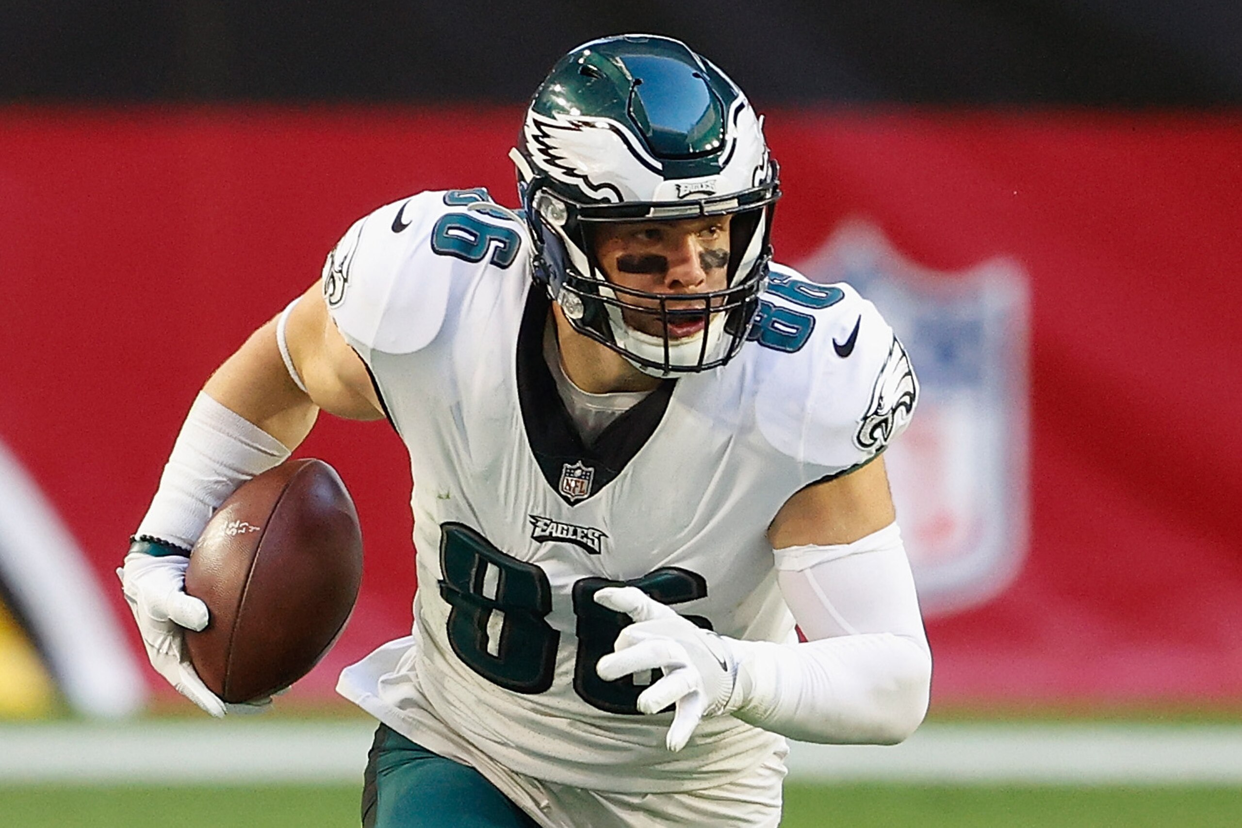 GLENDALE, ARIZONA - DECEMBER 20: Tight end Zach Ertz #86 of the Philadelphia Eagles runs with the football after a reception against the Arizona Cardinals during the NFL game at State Farm Stadium on December 20, 2020 in Glendale, Arizona. The Cardinals d GLENDALE, ARIZONA - DECEMBER 20: Tight end Zach Ertz #86 of the Philadelphia Eagles runs with the football after a reception against the Arizona Cardinals during the NFL game at State Farm Stadium on December 20, 2020 in Glendale, Arizona. The Cardinals d