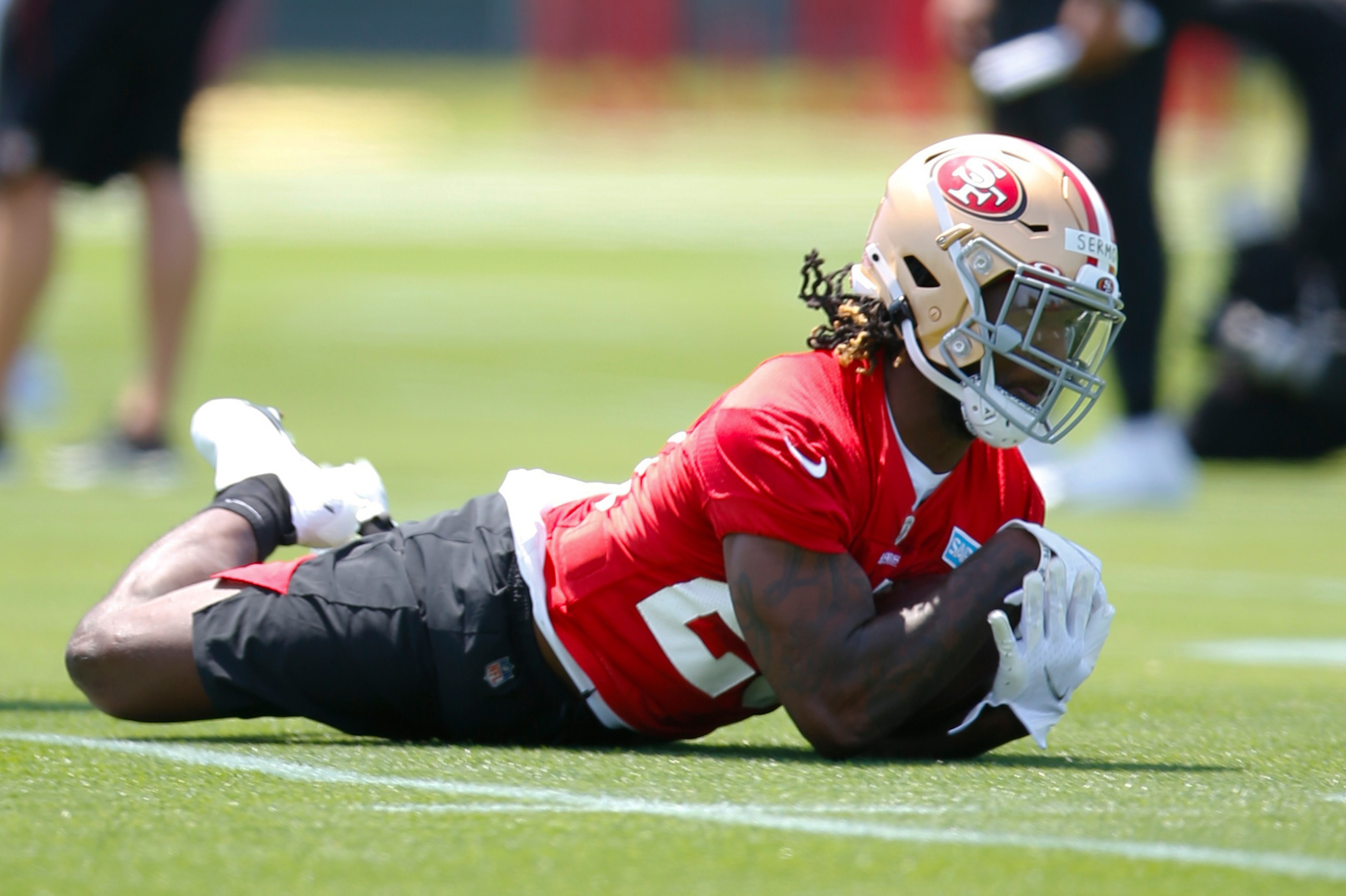 SANTA CLARA, CALIFORNIA - MAY 14: Trey Sermon #28 of the San Francisco 49ers works out during an OTA rookie mini camp at SAP Performance Facility on May 14, 2021 in Santa Clara, California.  (Photo by Michael Zagaris/San Francisco 49ers/Getty Images)