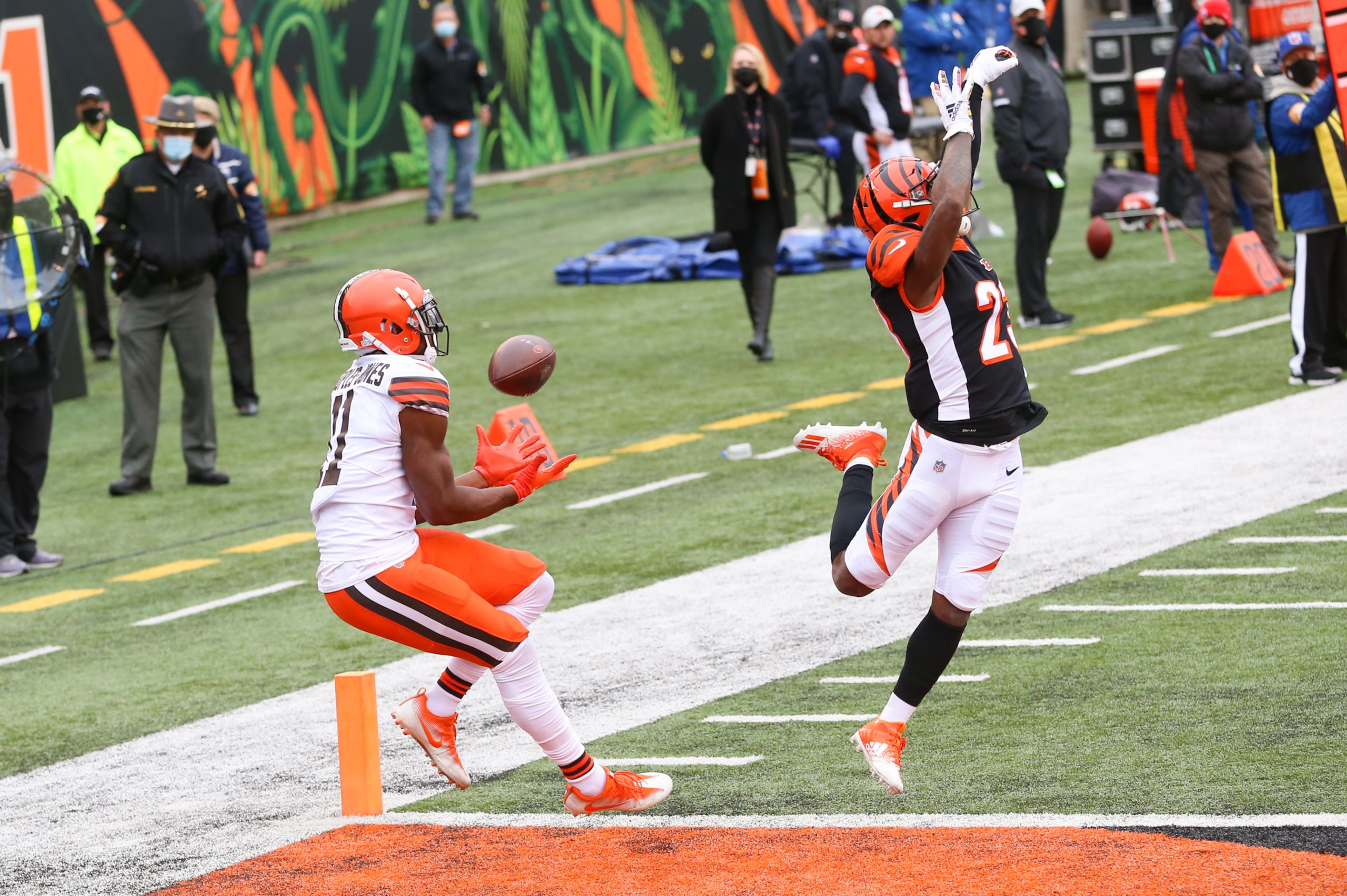 CINCINNATI, OH - OCTOBER 25: Cleveland Browns wide receiver Donovan Peoples-Jones (11) catches what would be a game winning touchdown pass with 11 seconds left in the 4th quarter during the game against the Cleveland Browns and the Cincinnati Bengals on O CINCINNATI, OH - OCTOBER 25: Cleveland Browns wide receiver Donovan Peoples-Jones (11) catches what would be a game winning touchdown pass with 11 seconds left in the 4th quarter during the game against the Cleveland Browns and the Cincinnati Bengals on O