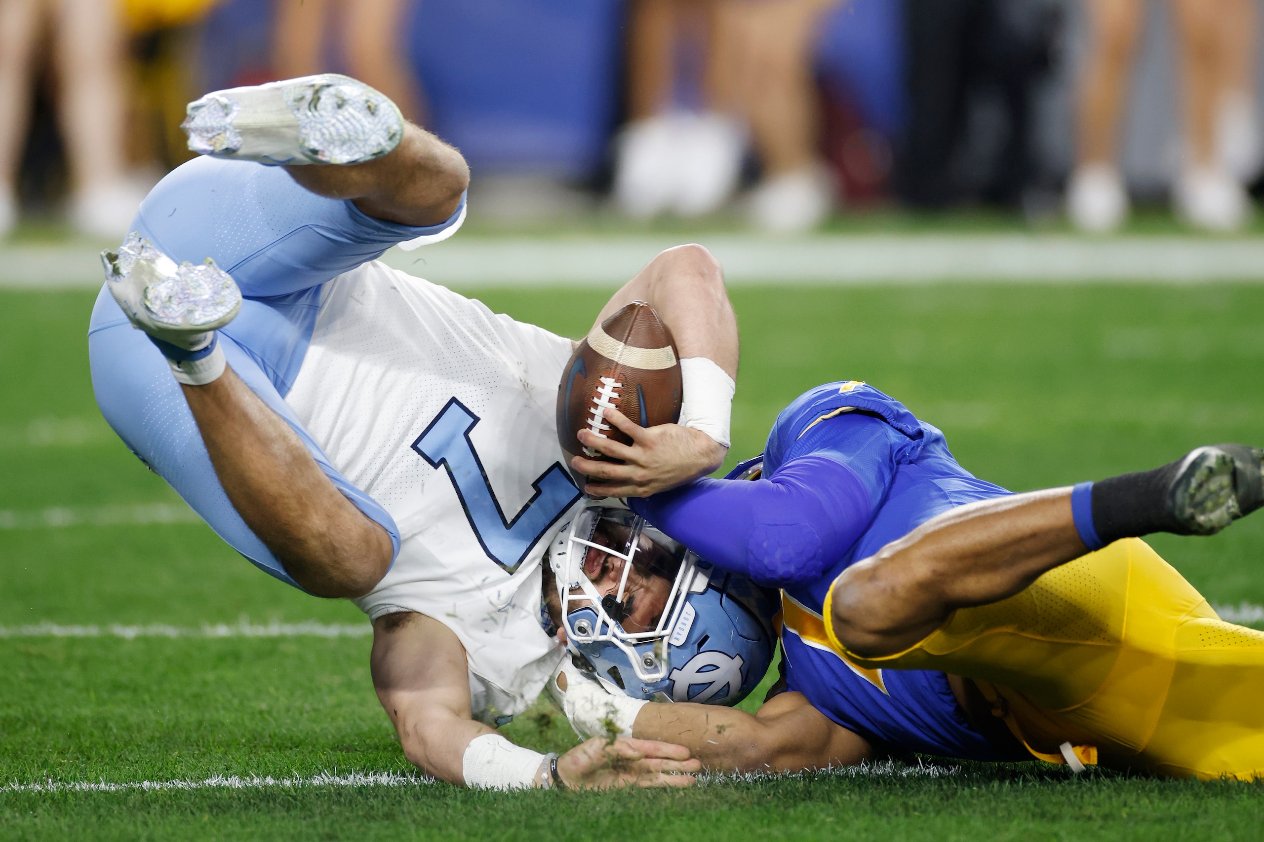 PITTSBURGH, PA - NOVEMBER 11: Pittsburgh Panthers linebacker SirVocea Dennis (7) sacks North Carolina Tar Heels quarterback Sam Howell (7) during a college football game on Nov. 11, 2021 at Heinz Field in Pittsburgh, Pennsylvania. (Photo by Joe Robbins/Ic