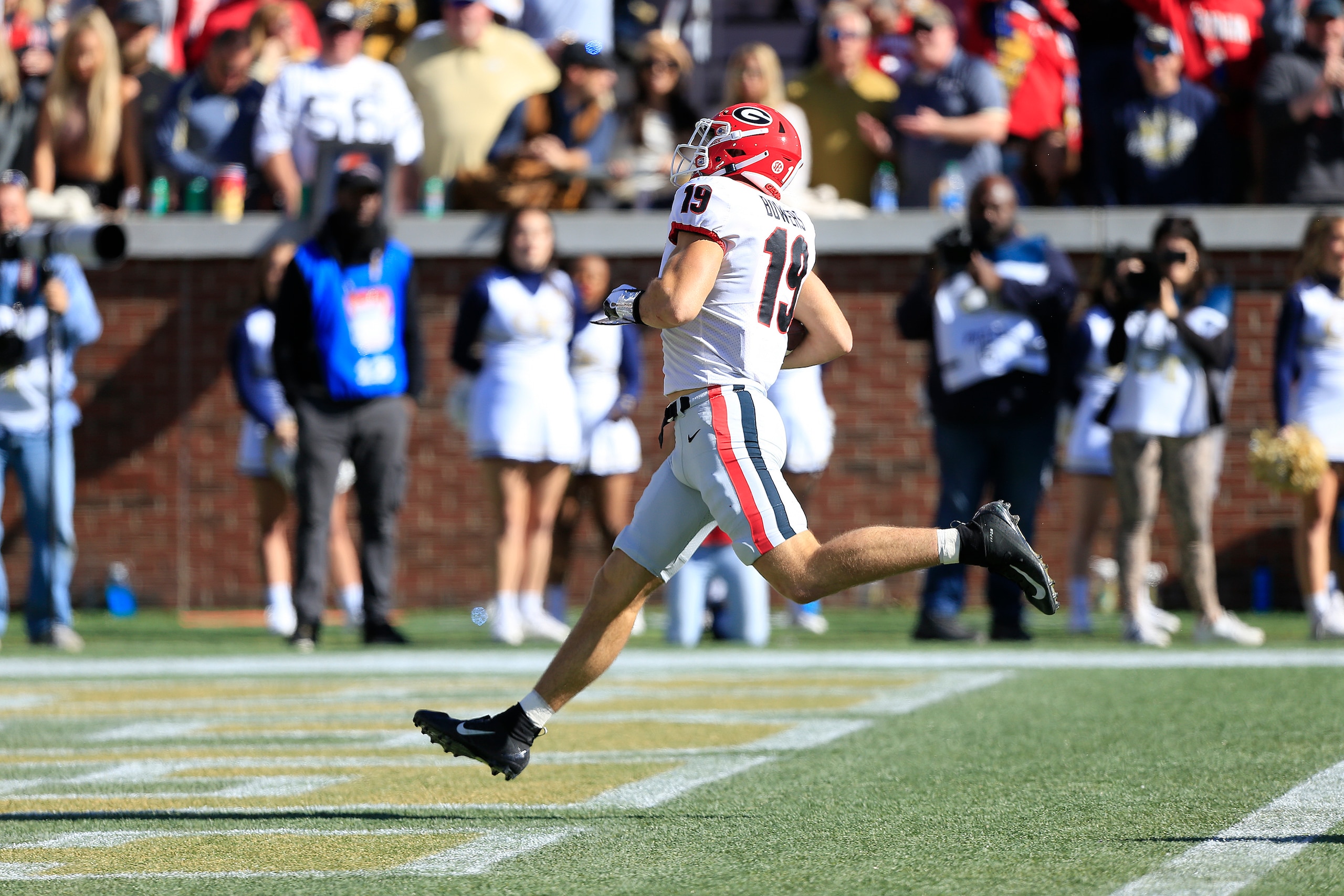 ATLANTA, GA - NOVEMBER 27: Georgia Bulldogs tight end Brock Bowers (19) runs for a touchdown during the first half of the college football game at Georgia Tech's Bobby Dodd Stadium in Atlanta on Saturday, November 27, 2021(Photo by David J. Griffin/Icon S