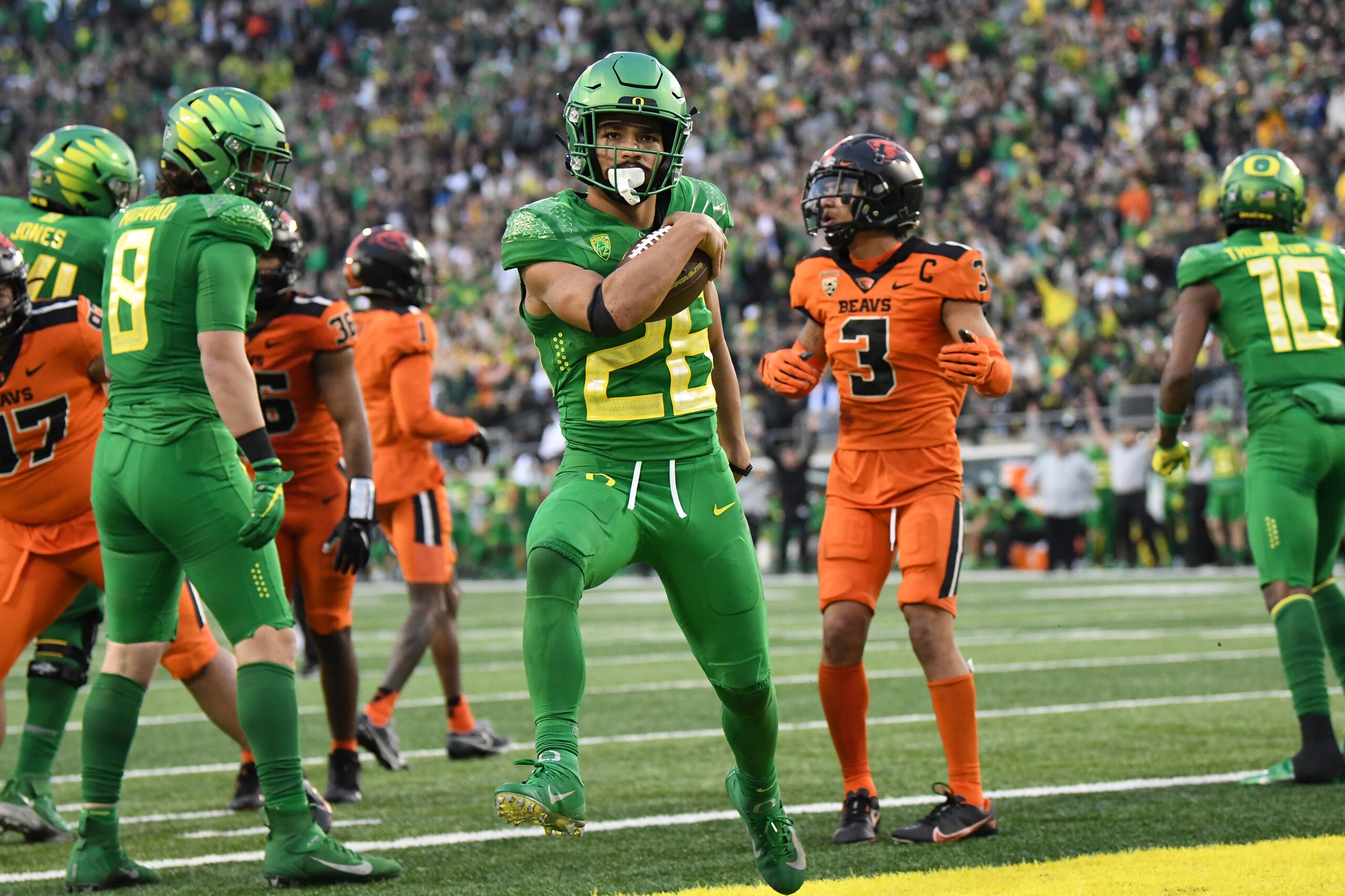 EUGENE, OR - NOVEMBER 27: Oregon Ducks RB Travis Dye (26) scores a touchdown during a PAC-12 conference football game between the Oregon State Beavers and Oregon Ducks on November 27, 2021 at Autzen Stadium in Eugene, Oregon. (Photo by Brian Murphy/Icon S