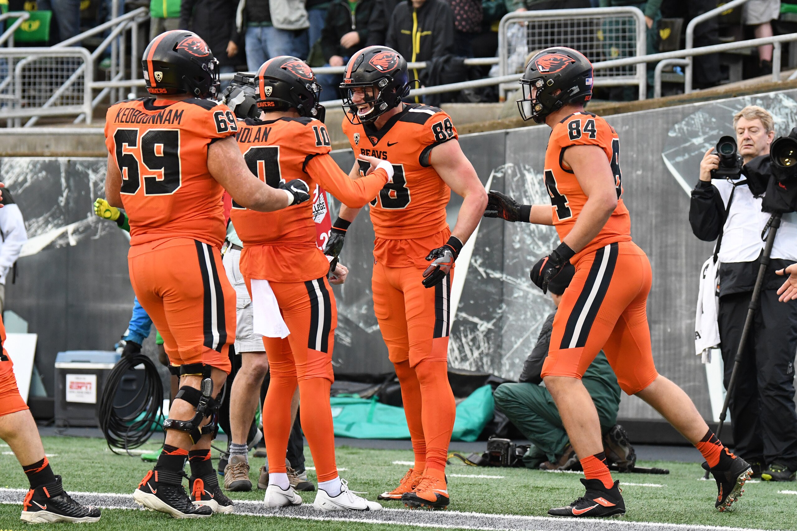 EUGENE, OR - NOVEMBER 27: Oregon State Beavers TE Luke Musgrave (88) celebrates a touchdown score with Oregon State Beavers OL Nous Keobounnam (69), Oregon State Beavers QB Chance Nolan (10) and Oregon State Beavers TE Teagan Quitoriano (84) during a PAC-