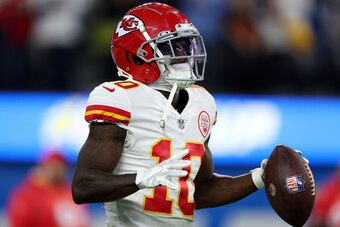 INGLEWOOD, CALIFORNIA - DECEMBER 16: Tyreek Hill #10 of the Kansas City Chiefs warms up before the game against the Los Angeles Chargers at SoFi Stadium on December 16, 2021 in Inglewood, California. (Photo by Harry How/Getty Images)