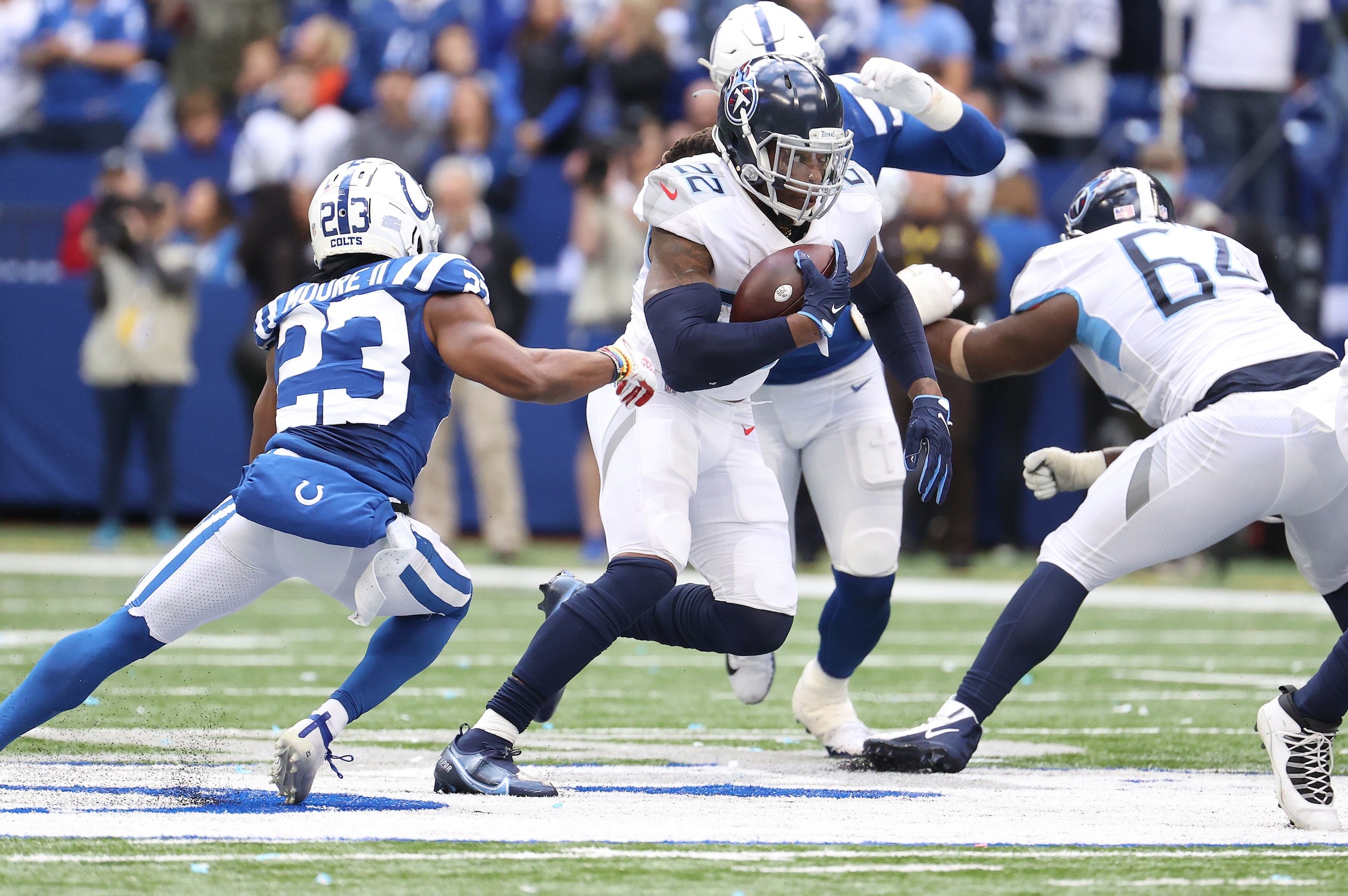 INDIANAPOLIS, INDIANA - OCTOBER 31:   Derrick Henry #22 of the Tennessee Titans against the Indianapolis Colts at Lucas Oil Stadium on October 31, 2021 in Indianapolis, Indiana. (Photo by Andy Lyons/Getty Images)