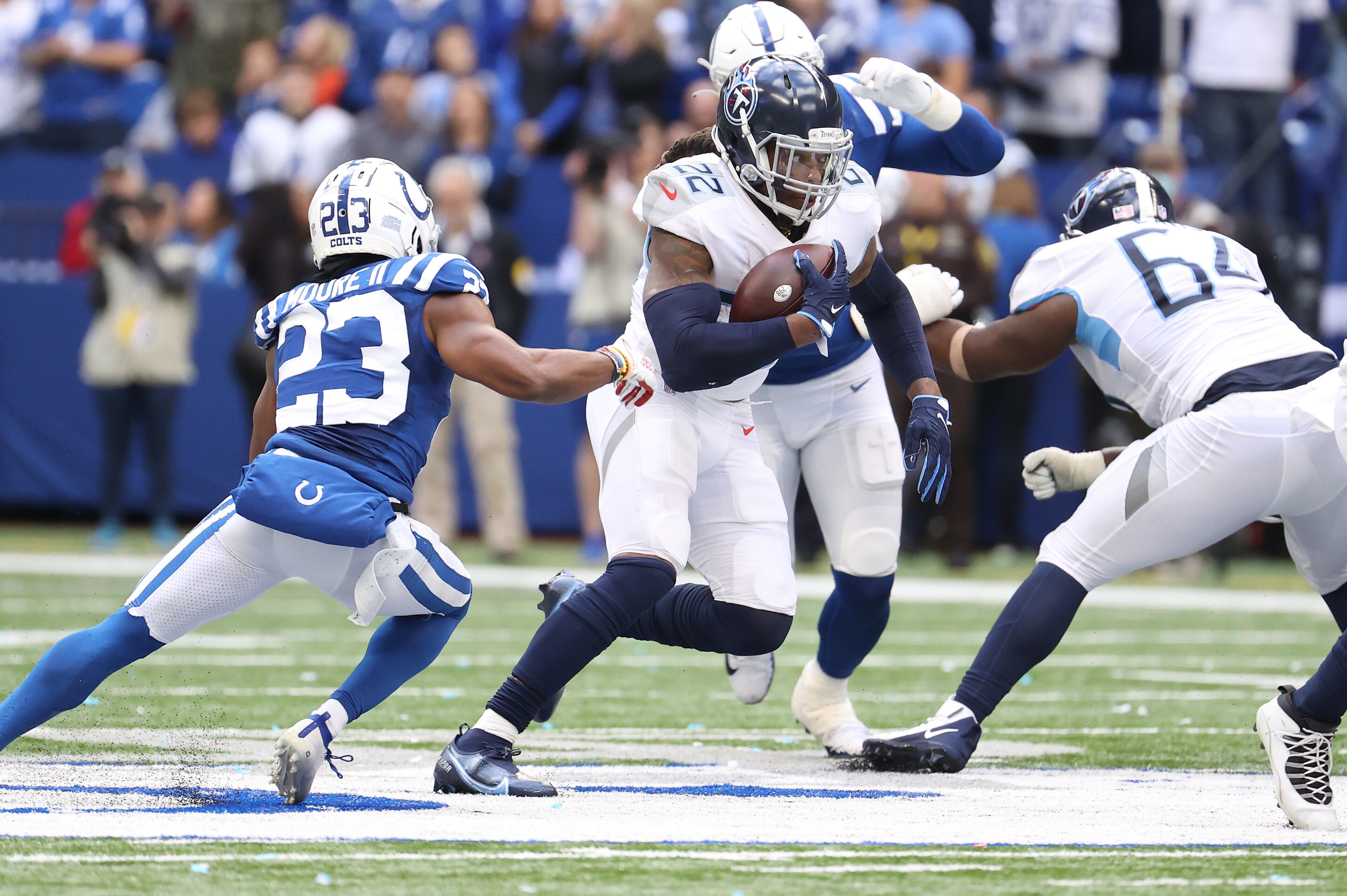 INDIANAPOLIS, INDIANA - OCTOBER 31:   Derrick Henry #22 of the Tennessee Titans against the Indianapolis Colts at Lucas Oil Stadium on October 31, 2021 in Indianapolis, Indiana. (Photo by Andy Lyons/Getty Images)