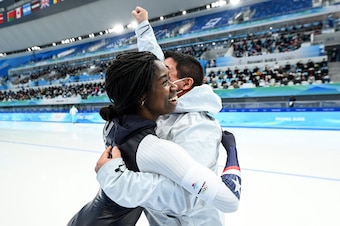 USA's Erin Jackson celebrates victory in the women's 500m speed skating event during the Beijing 2022 Winter Olympic Games at the National Speed Skating Oval in Beijing on February 13, 2022. (Photo by SEBASTIEN BOZON / AFP) (Photo by SEBASTIEN BOZON/AFP v