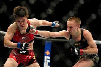 Namajunas punches Weili in their November 2021 rematch