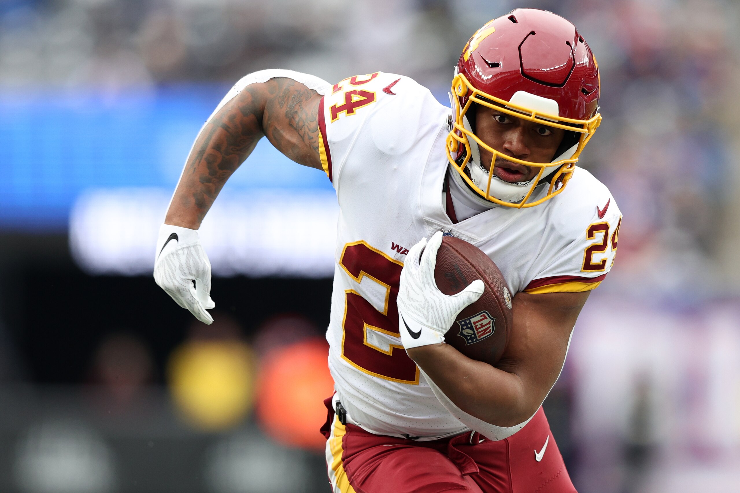 EAST RUTHERFORD, NEW JERSEY - JANUARY 09: Antonio Gibson #24 of the Washington Football Team carries the ball in the first quarter of the game against the New York Giants at MetLife Stadium on January 09, 2022 in East Rutherford, New Jersey. (Photo by Els