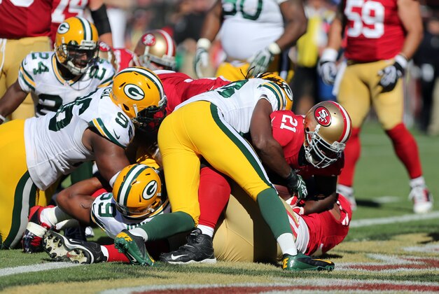 Sep 8, 2013; San Francisco, CA, USA; San Francisco 49ers running back Frank Gore (21) scores a touchdown against the Green Bay Packers during the fourth quarter at Candlestick Park. The San Francisco 49ers defeated the Green Bay Packers 34-28. Mandatory Credit: Kelley L Cox-USA TODAY Sports Sep 8, 2013; San Francisco, CA, USA; San Francisco 49ers running back Frank Gore (21) scores a touchdown against the Green Bay Packers during the fourth quarter at Candlestick Park. The San Francisco 49ers defeated the Green Bay Packers 34-28. Mandatory Credit: Kelley L Cox-USA TODAY Sports