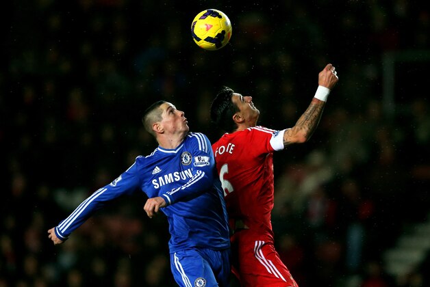 SOUTHAMPTON, ENGLAND - JANUARY 01:  Fernando Torres of Chelsea and Jose Fonte of Southampton compete for the ball during the Barclays Premier League match between Southampton and Chelsea at St Mary's Stadium on January 1, 2014 in Southampton, England.  (Photo by Warren Little/Getty Images)