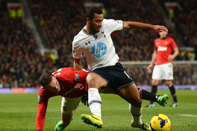 MANCHESTER, ENGLAND - JANUARY 01: Wayne Rooney of Manchester United tangles with Mousa Dembele of Tottenham Hotspur during the Barclays Premier League match between Manchester United and Tottenham Hotspur at Old Trafford on January 1, 2014 in Manchester, England. (Photo by Michael Regan/Getty Images) MANCHESTER, ENGLAND - JANUARY 01: Wayne Rooney of Manchester United tangles with Mousa Dembele of Tottenham Hotspur during the Barclays Premier League match between Manchester United and Tottenham Hotspur at Old Trafford on January 1, 2014 in Manchester, England. (Photo by Michael Regan/Getty Images)