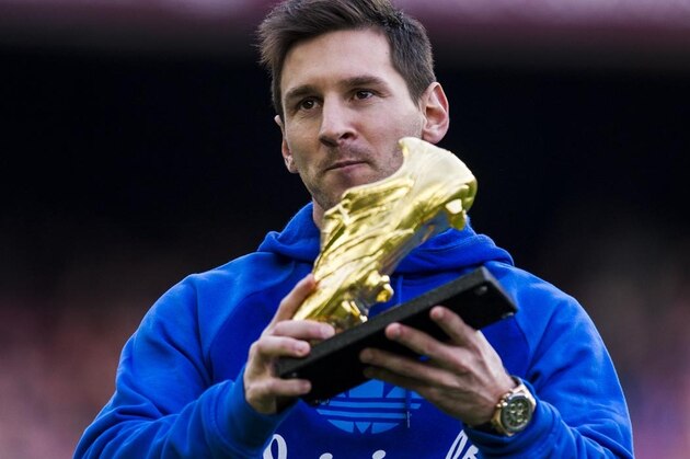 BARCELONA, SPAIN - NOVEMBER 23:  Lionel Messi of FC Barcelona poses the Golden Boot for scoring 46 goals last season prior to the La Liga match between FC Barcelona and Granda CF at Camp Nou on November 23, 2013 in Barcelona, Spain.  (Photo by David Ramos/Getty Images)