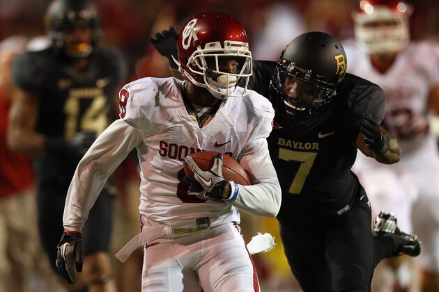 WACO, TX - NOVEMBER 07:  Jalen Saunders #8 of the Oklahoma Sooners runs the ball past Darius Jones #7 of the Baylor Bears at Floyd Casey Stadium on November 7, 2013 in Waco, Texas.  (Photo by Ronald Martinez/Getty Images)