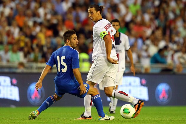 GOTHENBURG, SWEDEN - JULY 27: Daniel Carvajal (L) of Real Madrid and Zkatan Ibrahimovic (R) of PSG battle for the ball during the pre season friendly match between Real Madrid and Paris Saint-Germain at Ullevi on July 27, 2013 in Gothenburg, Sweden.  (Photo by Martin Rose/Getty Images)
