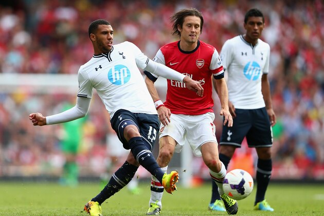 LONDON, ENGLAND - SEPTEMBER 01: Etienne Capoue of Tottenham Hotspur is challenged by Tomas rosicky of Arsenal during the Barclays Premier League match between Arsenal and Tottenham Hotspur at Emirates Stadium on September 01, 2013 in London, England. (Photo by Clive Mason/Getty Images)