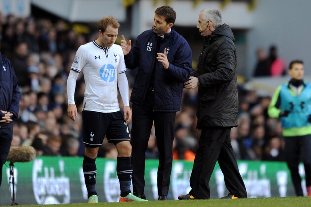 LONDON, ENGLAND - DECEMBER 26:  Tim Sherwood the Spurs manager gives instructions to Christian Eriksen of Spurs during the Barclays Premier League match between Tottenham Hotspur and West Bromwich Albion on December 26 2013 in London, England.  (Photo by Steve Bardens/Getty Images)