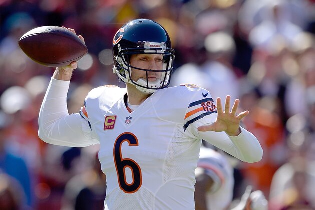 LANDOVER, MD - OCTOBER 20:  Quarterback Jay Cutler #6 of the Chicago Bears throws a pass against the Washington Redskins in the first quarter during an NFL game at FedExField on October 20, 2013 in Landover, Maryland.  (Photo by Patrick McDermott/Getty Images)