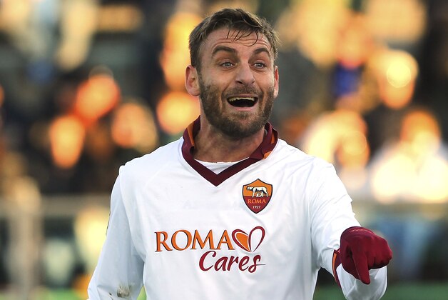 BERGAMO, ITALY - DECEMBER 01:  Daniele De Rossi of AS Roma gestures during the Serie A match between Atalanta BC and AS Roma at Stadio Atleti Azzurri d'Italia on December 1, 2013 in Bergamo, Italy.  (Photo by Marco Luzzani/Getty Images)