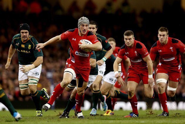 CARDIFF, WALES - NOVEMBER 09:  Jonathan Davies of Wales attacks the South Africa defence during an International between Wales and South Africa at Millennium Stadium on November 9, 2013 in Cardiff, Wales.  (Photo by Scott Heavey/Getty Images)