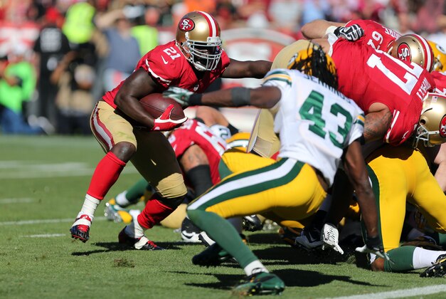 Sep 8, 2013; San Francisco, CA, USA; San Francisco 49ers running back Frank Gore (21) carries the ball for a touchdown against the Green Bay Packers during the fourth quarter at Candlestick Park. The San Francisco 49ers defeated the Green Bay Packers 34-28. Mandatory Credit: Kelley L Cox-USA TODAY Sports Sep 8, 2013; San Francisco, CA, USA; San Francisco 49ers running back Frank Gore (21) carries the ball for a touchdown against the Green Bay Packers during the fourth quarter at Candlestick Park. The San Francisco 49ers defeated the Green Bay Packers 34-28. Mandatory Credit: Kelley L Cox-USA TODAY Sports