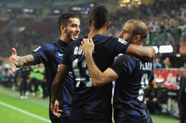 MILAN, ITALY - OCTOBER 26:  Rodrigo Palacio of FC Inter Milan (R) celebrates with team-mates after scoring their team's second goal during the Serie A match between FC Internazionale Milano and Hellas Verona at Stadio Giuseppe Meazza on October 26, 2013 in Milan, Italy.  (Photo by Claudio Villa/Getty Images)