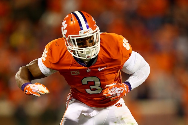 CLEMSON, SC - NOVEMBER 14:  Vic Beasley #3 of the Clemson Tigers during their game at Clemson Memorial Stadium on November 14, 2013 in Clemson, South Carolina.  (Photo by Streeter Lecka/Getty Images)