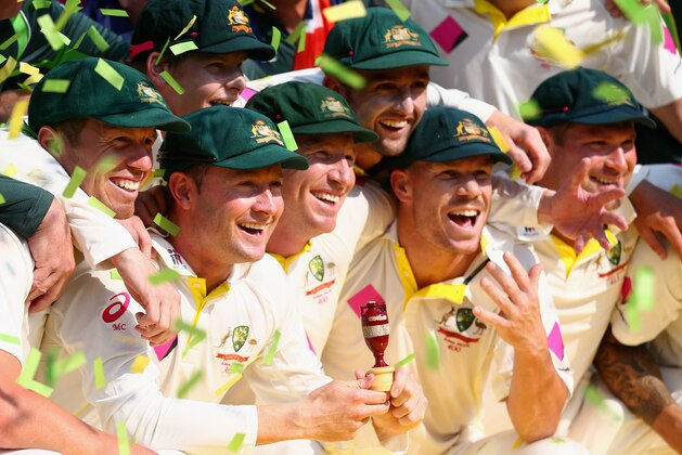 SYDNEY, AUSTRALIA - JANUARY 05:  Michael Clarke of Australia lifts the urn during day three of the Fifth Ashes Test match between Australia and England at Sydney Cricket Ground on January 5, 2014 in Sydney, Australia.  (Photo by Ryan Pierse/Getty Images)