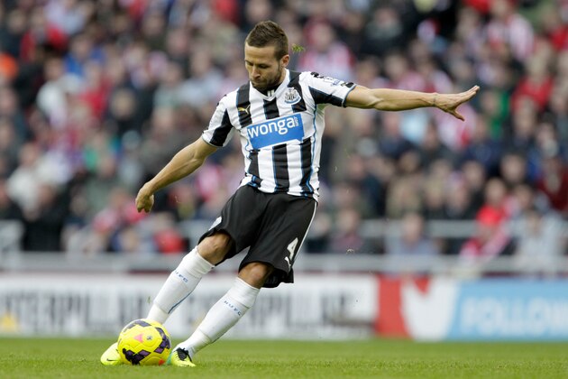 SUNDERLAND, ENGLAND - OCTOBER 27: Yohan Cabaye of Newcastle takes a free kick during the Barclays Premier League match between Sunderland and Newcastle United at Stadium of Light on October 27, 2013 in Sunderland, England. (Photo by Richard Sellers/Getty Images)