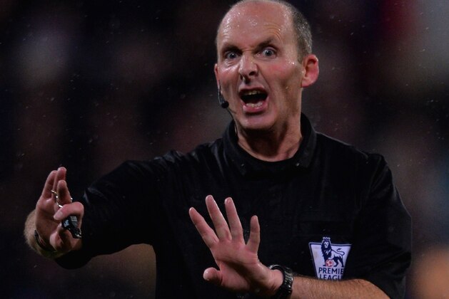 LONDON, ENGLAND - JANUARY 01:  Referee Mike Dean during the Barclays Premier League match between Crystal Palace and Norwich City at Selhurst Park on January 1, 2014 in London, England.  (Photo by Christopher Lee/Getty Images)