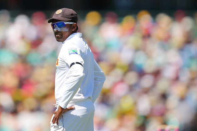 SYDNEY, AUSTRALIA - JANUARY 04:  Mahela Jayawardene of Sri Lanka shows signs of frustration after conceding early boundries to Australia during day two of the Third Test match between Australia and Sri Lanka at Sydney Cricket Ground on January 4, 2013 in Sydney, Australia.  (Photo by Brendon Thorne/Getty Images)