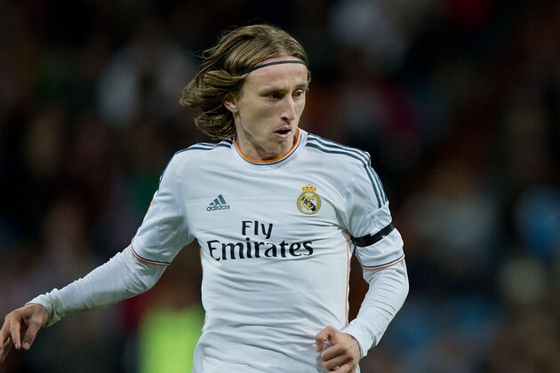 MADRID, SPAIN - NOVEMBER 30: Luka Modric of Real Madrid CF controls the ball during the La Liga match between Real Madrid CF and Real Valladolid CF at Estadio Santiago Bernabeu on November 30, 2013 in Madrid, Spain.  (Photo by Gonzalo Arroyo Moreno/Getty Images)