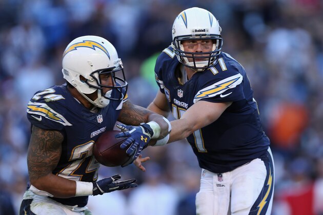 SAN DIEGO, CA - DECEMBER 22:  Running back Ryan Mathews #24 of the San Diego Chargers receives the ball from quarterback Philip Rivers #17 against the Oakland Raiders at Qualcomm Stadium on December 22, 2013 in San Diego, California.  (Photo by Jeff Gross/Getty Images)