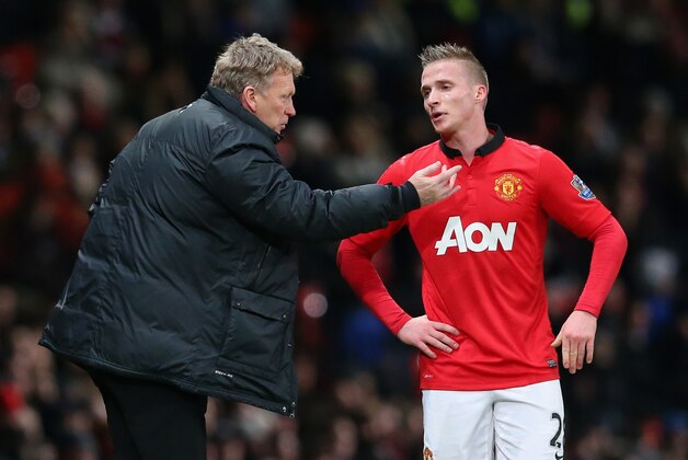 MANCHESTER, ENGLAND - JANUARY 05:  Manchester United Manager David Moyes gives instructions to Alexander Buttner during the FA Cup with Budweiser Third round match between Manchester United and Swansea City at Old Trafford on January 5, 2014 in Manchester, England.  (Photo by Alex Livesey/Getty Images)