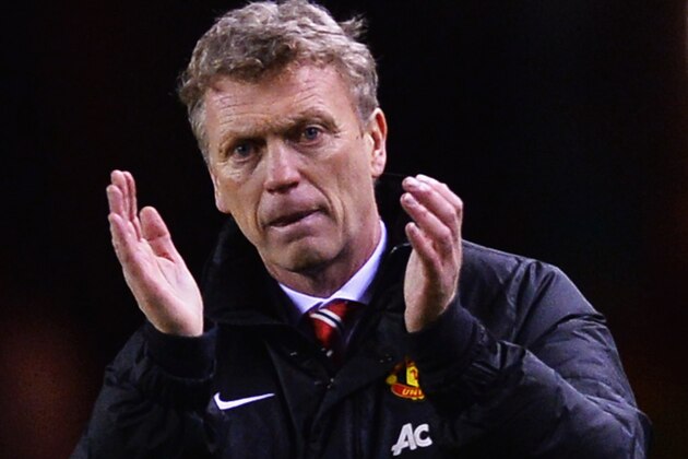 SUNDERLAND, ENGLAND - JANUARY 07:  David Moyes manager of Manchester United applauds the travelling fans after the Capital One Cup Semi-Final, first leg match between Sunderland and Manchester United at Stadium of Light on January 7, 2014 in Sunderland, England.  (Photo by Laurence Griffiths/Getty Images)