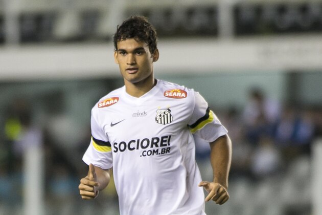SAO PAULO, BRAZIL - SEPTEMBER 22: Willian Jose of Santos during the match between Santos and Criciuma for the Brazilian Series A 2013 at Vila Belmiro stadium on September 22, 2013 in Sao Paulo, Brazil. (Photo by Daniel Vorley/Getty Images)