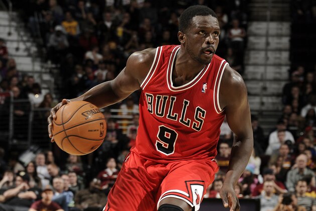 CLEVELAND, OH - NOVEMBER 30:  Luol Deng #9 of the Chicago Bulls drives to the basket against the Cleveland Cavaliers at The Quicken Loans Arena on November 30, 2013 in Cleveland, Ohio. NOTE TO USER: User expressly acknowledges and agrees that, by downloading and/or using this Photograph, user is consenting to the terms and conditions of the Getty Images License Agreement. Mandatory Copyright Notice: Copyright 2013 NBAE (Photo by David Liam Kyle/NBAE via Getty Images)
