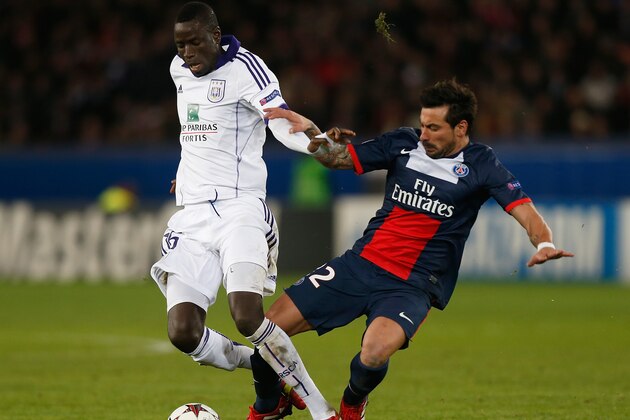 PARIS, FRANCE - NOVEMBER 05:  Cheikhou Kouyate of Anderlecht (L) is tackled by Ezequiel Lavezzi of PSG during the UEFA Champions League Group C match between Paris Saint Germain and RSC Anderlecht at Parc des Princes on November 5, 2013 in Paris, France.  (Photo by Harry Engels/Getty Images)