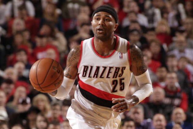 PORTLAND, OR - DECEMBER 26: Mo Williams #25 of the Portland Trail Blazers dribbles up the court against the Los Angeles Clippers on December 26, 2013 at the Moda Center Arena in Portland, Oregon. NOTE TO USER: User expressly acknowledges and agrees that, by downloading and or using this photograph, user is consenting to the terms and conditions of the Getty Images License Agreement. Mandatory Copyright Notice: Copyright 2013 NBAE (Photo by Cameron Browne/NBAE via Getty Images)