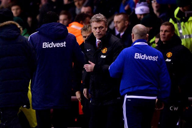 SUNDERLAND, ENGLAND - JANUARY 07:  David Moyes manager of Manchester United (2R) look dejected in defeat after the Capital One Cup Semi-Final, first leg match between Sunderland and Manchester United at Stadium of Light on January 7, 2014 in Sunderland, England.  (Photo by Laurence Griffiths/Getty Images)