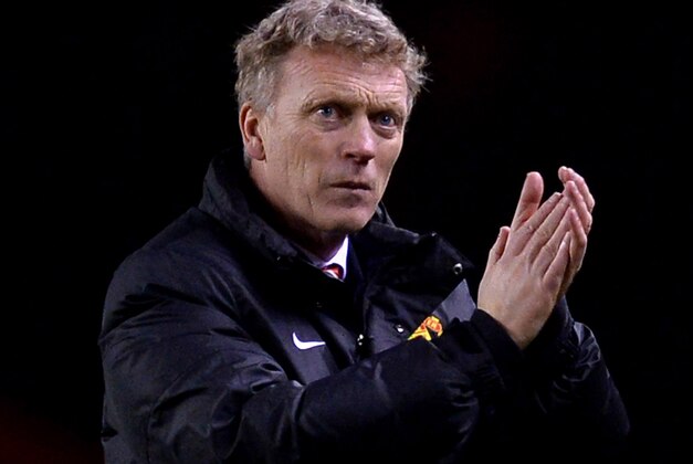SUNDERLAND, ENGLAND - JANUARY 07:  David Moyes manager of Manchester United applauds the travelling fans after the Capital One Cup Semi-Final, first leg match between Sunderland and Manchester United at Stadium of Light on January 7, 2014 in Sunderland, England.  (Photo by Laurence Griffiths/Getty Images)