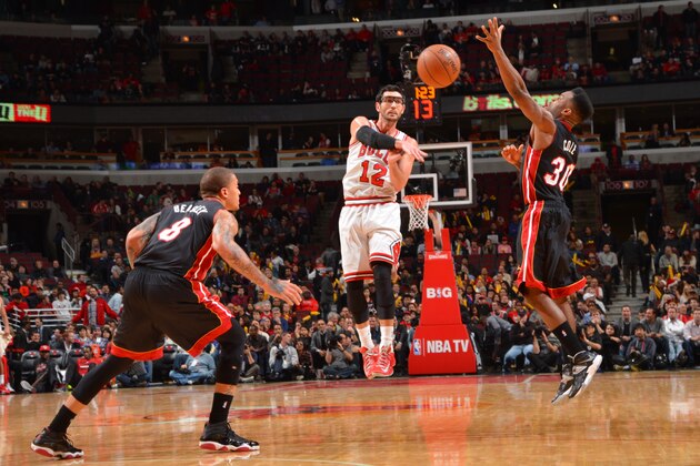 CHICAGO, IL - DECEMBER 5:  Kirk Hinrich #12 of the Chicago Bulls passes the ball against the Miami Heat on December 5, 2013 at United Center in Chicago, Illinois. NOTE TO USER: User expressly acknowledges and agrees that, by downloading and or using this photograph, User is consenting to the terms and conditions of the Getty Images License Agreement. Mandatory Copyright Notice: Copyright 2013 NBAE (Photo by Jesse D. Garrabrant/NBAE via Getty Images)