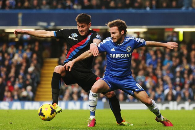 LONDON, ENGLAND - DECEMBER 14:  (L-R) Joel Ward of Crystal Palace and Juan Mata of Chelsea challenge for the ball during the Barclays Premier League match between Chelsea and Crystal Palace at Stamford Bridge on December 14, 2013 in London, England.  (Photo by Scott Heavey/Getty Images)