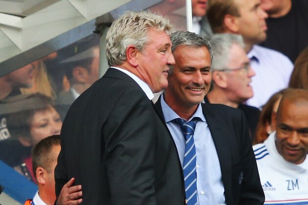 LONDON, ENGLAND - AUGUST 18:  Hull City manager Steve Bruce talks with Chelsea manager Jose Mourinho during the Barclays Premier League match between Chelsea and Hull City at Stamford Bridge on August 18, 2013 in London, England.  (Photo by Clive Mason/Getty Images)