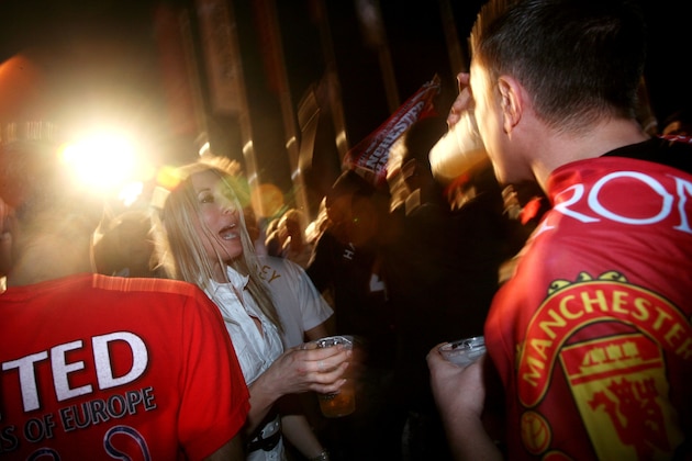 ROME - MAY 26:  Manchester United fans drink beer in an open pub ahead of the UEFA Champions League Final between Barcelona and and Manchester United at the Stadio Olimpico on May 26, 2009 in Rome, Italy.  (Photo by Franco Origlia/Getty Images)
