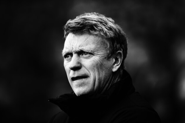 HULL, ENGLAND - DECEMBER 26:  (EDITORS NOTE: THIS BLACK AND WHITE IMAGE WAS CREATED FROM ORIGINAL COLOUR FILE) Manchester United manager David Moyes shouts instructions on the touchline during the Barclays Premier League match between Hull City and Manchester United at KC Stadium on December 26, 2013 in Hull, England.  (Photo by Laurence Griffiths/Getty Images)
